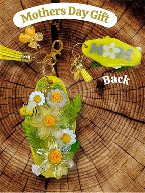 Keychain, Hand Crafted Mothers Day Gift, Resin, Yellow Spring Flower, bumble Bee